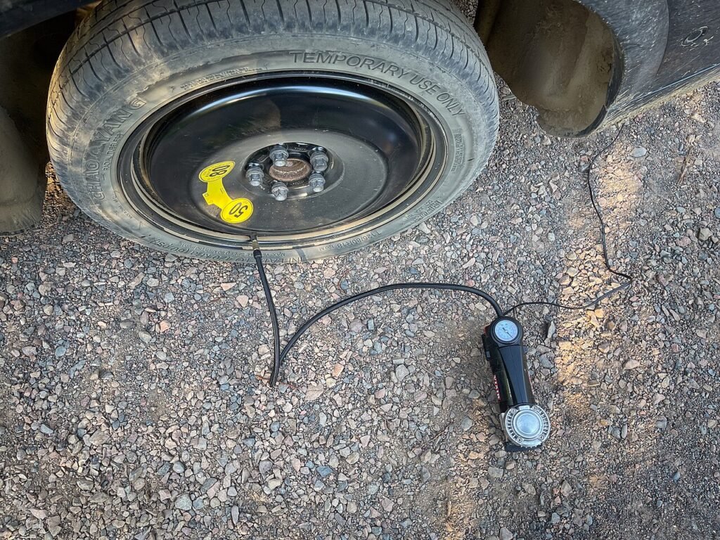 Compresor portátil inflando una rueda