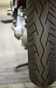 Neumático trasero de una moto