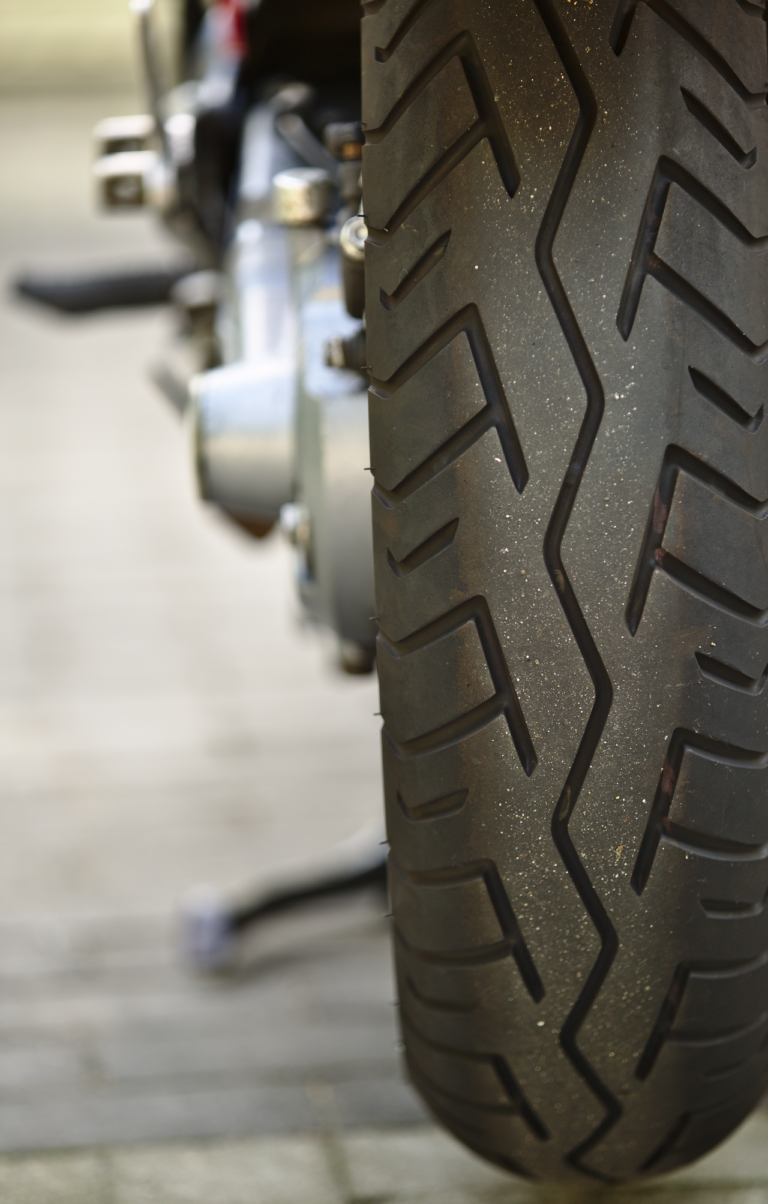 Neumático trasero de una moto