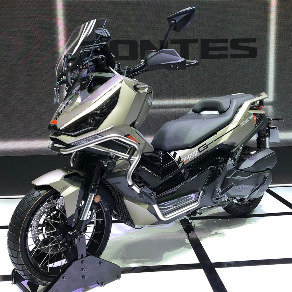 Zontes 368G de 2024 en un salón de motos