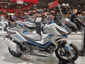 Scooter Zontes 368G ADV expuesto en el salón EICMA