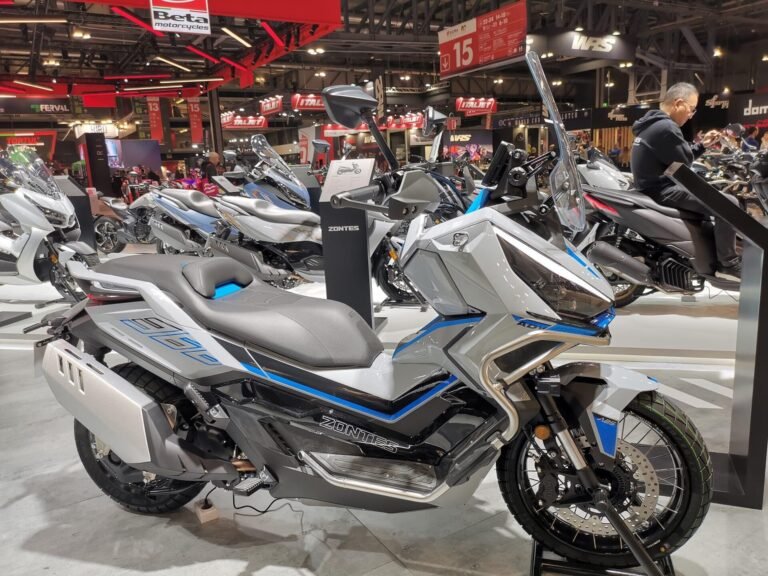 Scooter Zontes 368G ADV expuesto en el salón EICMA