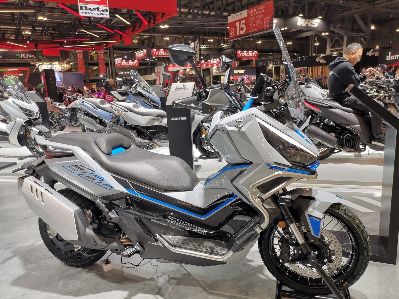 Scooter Zontes 368G ADV expuesto en el salón EICMA