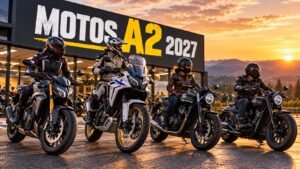 Cuatro motos de carnet A2 (naked, trail, clásica y custom) con sus motoristas frente a un concesionario al atardecer